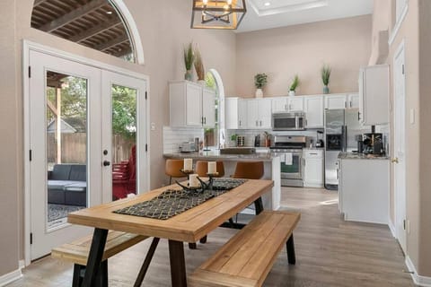 Sun Filled Home W Gorgeous Pool HotTub Gameroom House in Round Rock