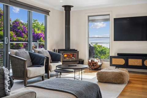 TV and multimedia, Living room, Seating area, fireplace