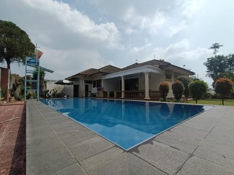 Property building, Day, Pool view, Swimming pool, sunbed