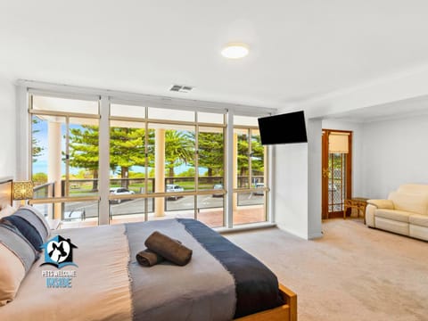 Bed, TV and multimedia, Balcony/Terrace, Seating area, Bedroom, Sea view, Sunrise, Sunset, Quiet street view
