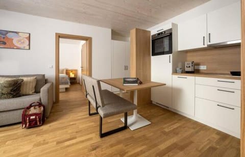 TV and multimedia, Kitchen or kitchenette, Living room, Seating area, Dining area, stove