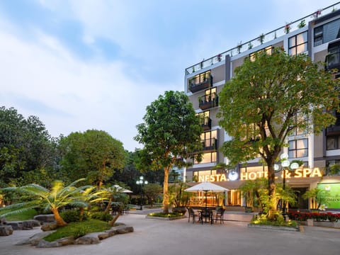 Property building, Natural landscape, Garden view