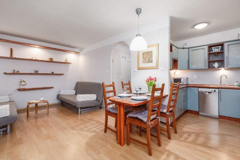 Kitchen or kitchenette, Living room, Seating area, Dining area