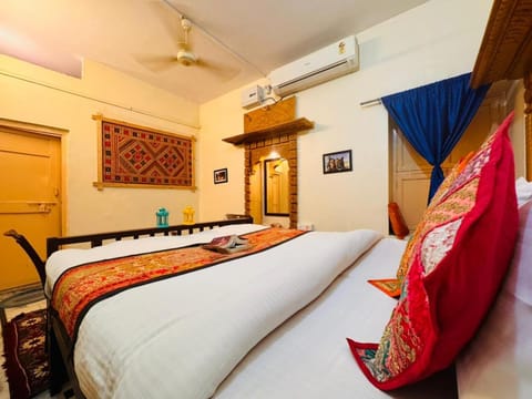 Bed, Living room, Photo of the whole room, Seating area, Bedroom, air conditioner