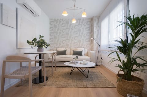Living room, Seating area, Dining area, air conditioner