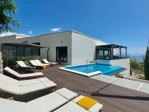 Property building, Patio, Day, Balcony/Terrace, Sea view, Swimming pool, sunbed