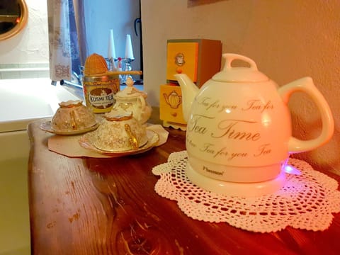 Coffee/tea facilities, Food and drinks