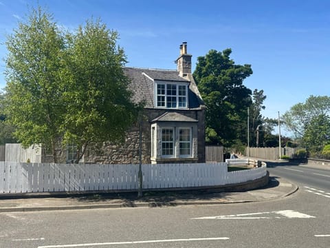 Altonhill Cottage - room only Bed and Breakfast in Nairn