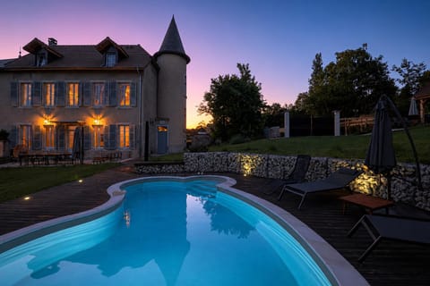 Property building, Garden, Mountain view, Pool view, Swimming pool, Sunset, sunbed