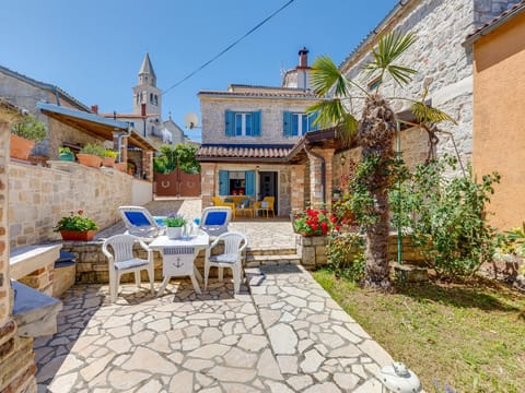 Property building, Day, Garden, Garden, Garden view