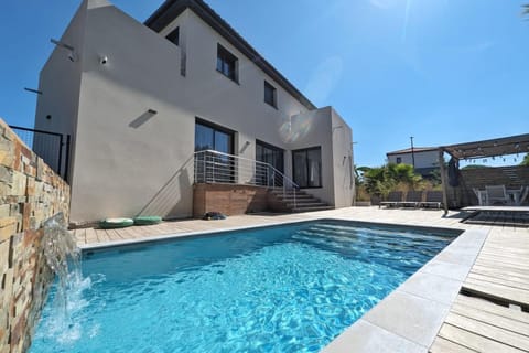 Property building, Patio, Day, Pool view, Swimming pool, Swimming pool, sunbed