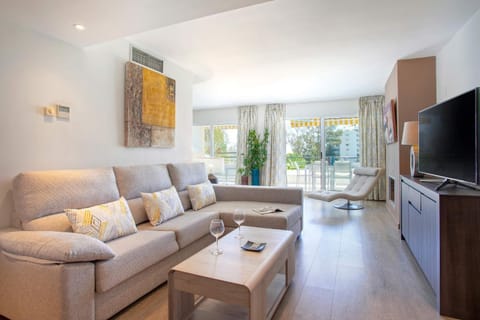 TV and multimedia, Living room, Lounge or bar, Seating area