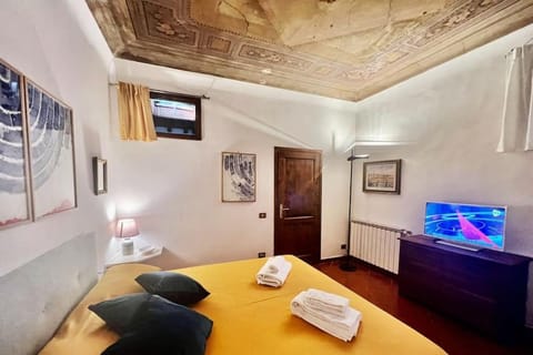 Bed, TV and multimedia, Photo of the whole room, Bedroom, towels