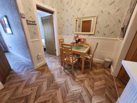 Apartment - Largs - Sleeps 4 - Pet Friendly Apartment in England