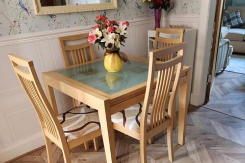 Apartment - Largs - Sleeps 4 - Pet Friendly Apartment in England