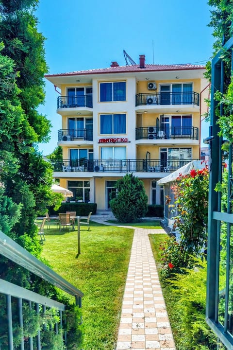 Property building, Day, Garden
