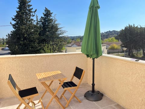 Studio terrasse avec une vue dégagée 3km Avignon House in Villeneuve-lès-Avignon