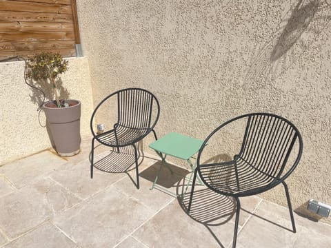 Studio terrasse avec une vue dégagée 3km Avignon House in Villeneuve-lès-Avignon