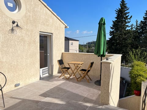 Studio terrasse avec une vue dégagée 3km Avignon House in Villeneuve-lès-Avignon