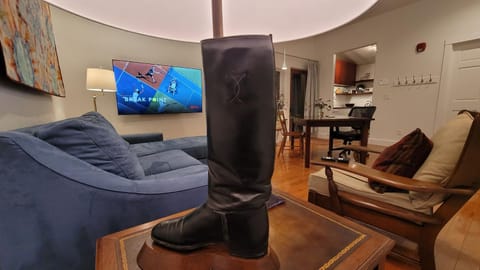 TV and multimedia, Living room, Seating area, Evening entertainment