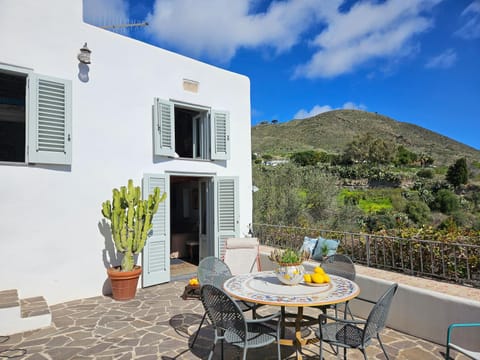 Balcony/Terrace, Balcony/Terrace, Seating area, Mountain view, Mountain view, Sea view