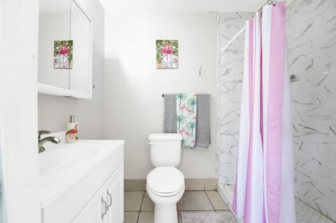 Luxe Pool Casita w Saltwater Pool 25 Min to PCB Apartment in Lynn Haven