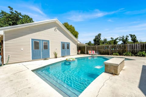 Luxe Pool Casita w Saltwater Pool 25 Min to PCB Apartment in Lynn Haven