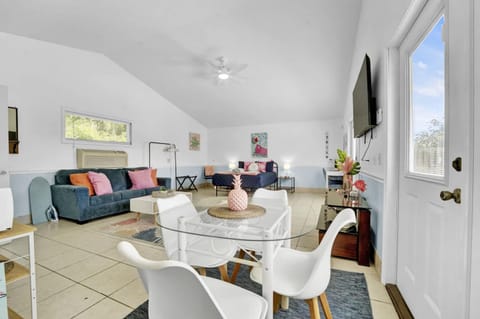 Luxe Pool Casita w Saltwater Pool 25 Min to PCB Apartment in Lynn Haven