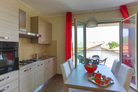 Dining area, pet friendly, stove