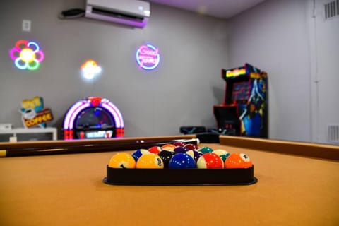 That 70s House -Fun 6 Bedroom W Pool & Game Room House in Round Rock