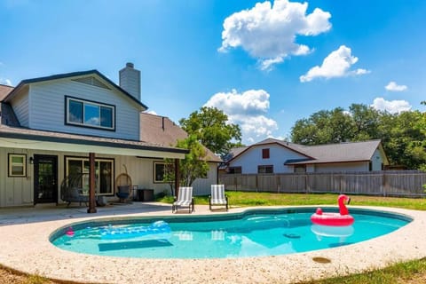 That 70s House -Fun 6 Bedroom W Pool & Game Room House in Round Rock