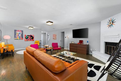 That 70s House -Fun 6 Bedroom W Pool & Game Room House in Round Rock