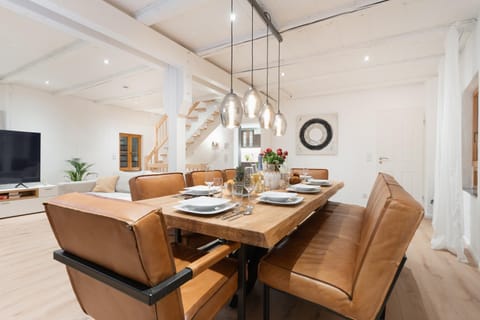 TV and multimedia, Living room, Seating area, Dining area