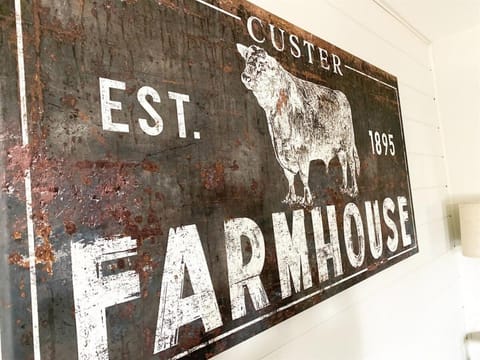 Dwntwn Custer Farmhouse On Main St With Hot Tub House in Custer