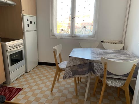 Kitchen or kitchenette, Dining area, pet friendly, stove