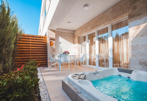 Hot Tub, Balcony/Terrace, Swimming pool