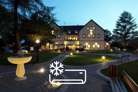 Property building, Restaurant/places to eat
