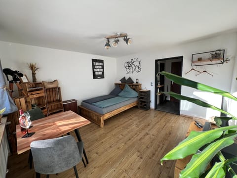 Bed, Photo of the whole room, Seating area