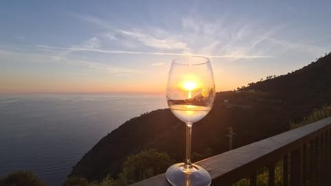 Natural landscape, Food and drinks, Sea view, Drinks, Alcoholic drinks, Sunrise, Sunset