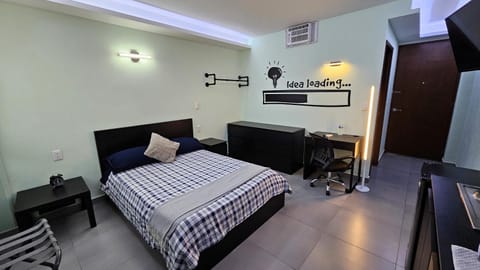 Bed, TV and multimedia, Living room, Photo of the whole room, Seating area, Evening entertainment, Bedroom, air conditioner