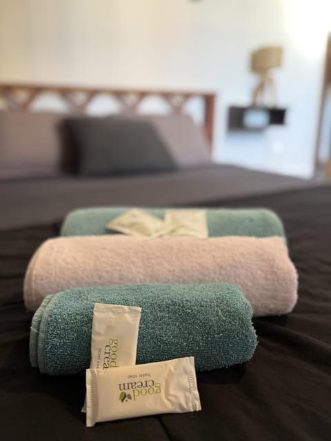 Bed, Bedroom, towels