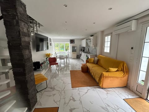 TV and multimedia, Kitchen or kitchenette, Living room