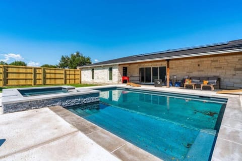 The Gateway - 6BED W Two Houses GameRoom & Pool House in Cedar Park