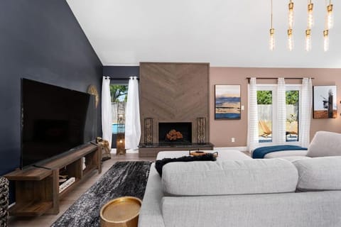 The Sinatra - Fun 5BD Home Huge Pool Game Room House in Round Rock