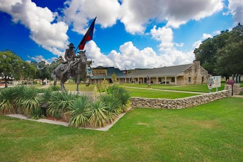 The Noble House Near Magnolia & Baylor W Pool House in Rio Grande