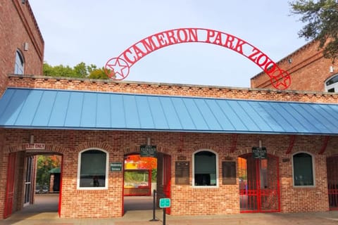 The Noble House Near Magnolia & Baylor W Pool House in Rio Grande