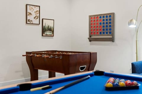 The Mad Hatter - Heated Pool Gameroom & More House in Pflugerville