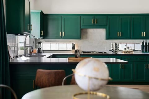 The Mad Hatter - Heated Pool Gameroom & More House in Pflugerville