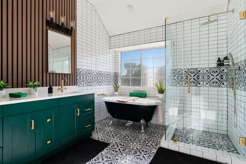 The Mad Hatter - Heated Pool Gameroom & More House in Pflugerville