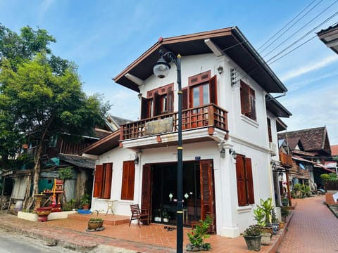 Property building, Day, Neighbourhood, Street view